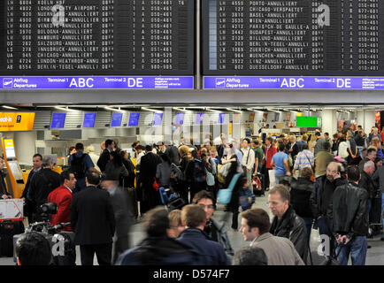 Eine Informationstafel zeigt annullierte Flüge am Flughafen in Frankfurt Main, Deutschland, 16. April 2010. Wegen der Asche von einer vulkanischen Eruption in Island wurde der Flughafen heruntergefahren; Tausende von Passagieren gestrandet sind in den Terminals. Die Asche in der Luft gefährden die Triebwerke und beeinflussen die Piloten Vision. Foto: BORIS ROESSLER Stockfoto