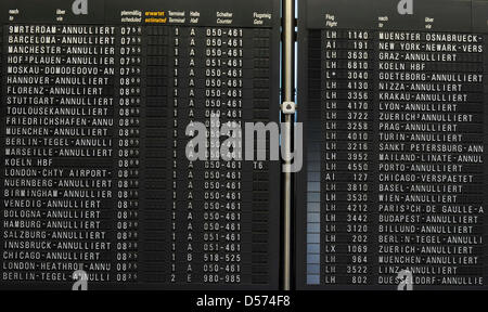 Eine Informationstafel zeigt annullierte Flüge am Flughafen in Frankfurt Main, Deutschland, 16. April 2010. Wegen der Asche von einer vulkanischen Eruption in Island wurde der Flughafen heruntergefahren; Tausende von Passagieren gestrandet sind in den Terminals. Die Asche in der Luft gefährden die Triebwerke und beeinflussen die Piloten Vision. Foto: BORIS ROESSLER Stockfoto