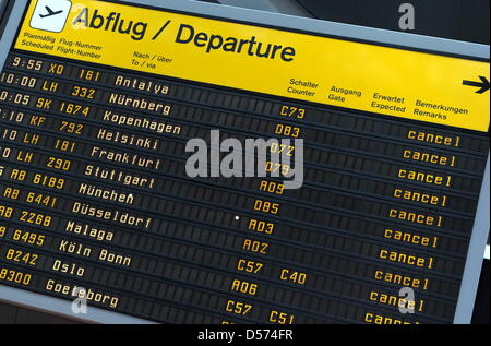 Eine Informationstafel zeigt annullierte Flüge am Flughafen Tegel in Berlin, Deutschland, 16. April 2010. Wegen der Asche eines Vulkanausbruchs in Island wurde der Flughafen heruntergefahren. Die Asche in der Luft gefährden die Triebwerke und beeinflussen die Piloten Vision. Foto: TIM BRAKEMEIER Stockfoto