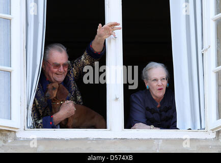 Dänische Königin Margrethe und Prinzgemahl Henrik stehen am Fenster der Fredensborg Palast, Kopenhagen, 16. April 2010. Das Königspaar wachte durch Lieder aus der Menge vor dem Fenster, das ihren 70. Geburtstag feierte. Foto: Albert Nieboer (Niederlande) Stockfoto