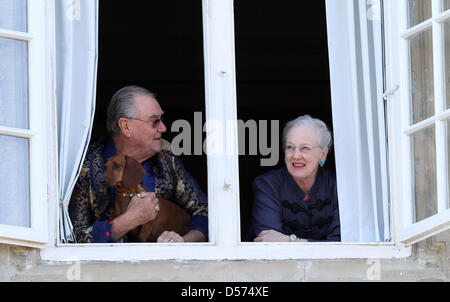 Dänische Königin Margrethe und Prinzgemahl Henrik stehen am Fenster der Fredensborg Palast, Kopenhagen, 16. April 2010. Das Königspaar wachte durch Lieder aus der Menge vor dem Fenster, das ihren 70. Geburtstag feierte. Foto: Albert Nieboer (Niederlande) Stockfoto