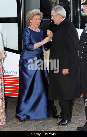 Königin Anne-Marie und König Constantijn Griechenlands erreichen das Gala-Dinner anlässlich der Feier des 70. Geburtstag der dänischen Königin Margrethe, Schloss Fredensborg, Dänemark, 16. April 2010. Foto: Albert Nieboer (Niederlande) Stockfoto