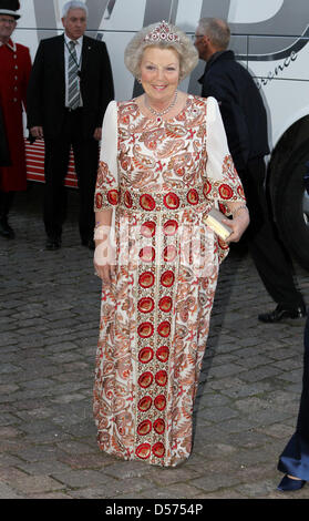 Niederländische Königin Beatrix kommt beim Galadinner anlässlich des 70. Geburtstages der dänischen Königin Margrethe, Schloss Fredensborg, Dänemark, 16. April 2010. Foto: Patrick van Katwijk Stockfoto