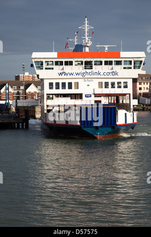 St. Faith verlassen Gunwharf Ferry Terminal in Portsmouth, Hampshire, UK auf einem Segelboot, Fishbourne auf der Isle Of Wight Stockfoto