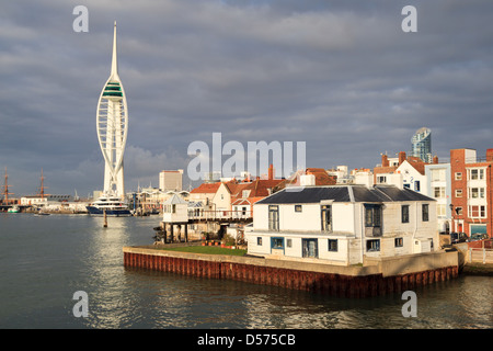 Altes Portsmouth an der Hafeneinfahrt mit dem Spinnaker Tower im Hinblick auf Gunwharf Quays Stockfoto