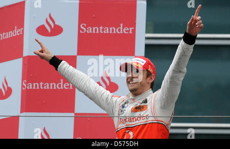 Britische Formel1-Fahrer Jenson Button McLaren Mercedes feiert seinen Sieg auf dem Podium nach dem Formel 1 Grand Prix von China am Shanghai International Circuit in Shanghai, China, 18. April 2010. Button gewann vor seinem Teamkollegen Hamilton und Rosberg von Mercedes GP. Foto: Peter Steffen Stockfoto