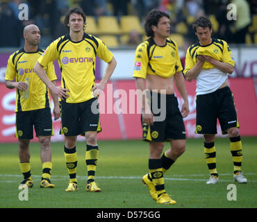 Dortmunds Dede (L-R), Neven Subotic, Nelson Valdez und Tamas Hajnal sind enttäuscht, nachdem die deutsche Bundesliga Fußballspiel Borussia Dortmund Vs TSG 1899 Hoffenheim im Signal-Iduna-Park Stadion in Dortmund, Deutschland, 18. April 2010. Das Spiel endete mit einem 1: 1-Unentschieden. Foto: FRANZ-PETER TSCHAUNER (Achtung: EMBARGO Bedingungen! Die DFL ermöglicht die weitere Nutzung der Bilder in Stockfoto