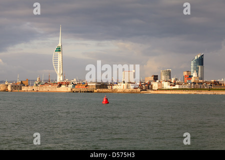 Ein Blick auf die Skyline von Portsmouth aus dem Solent Wightlink Katamaran entnommen Stockfoto