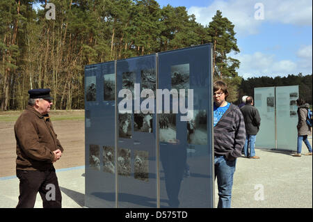 Überlebende des KZ Sachsenhausen und Ravensbrück und deren Angehörige legen einen Kranz bei der Eröffnung der Gedenkstätte unterhalb Wald in der Nähe von Wittstock, Deutschland, 16. April 2010. Die renovierte Gedenkstätte wurde am 65. Jahrestag der einem Gewaltmarsch von 33,000 Gefangenen des NS-Konzentrationslager Sachsenhausen wiedereröffnet. Foto: BERND SETTNIK Stockfoto