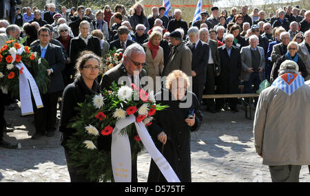 Überlebende des KZ Sachsenhausen und Ravensbrück und deren Angehörige legen einen Kranz bei der Eröffnung der Gedenkstätte unterhalb Wald in der Nähe von Wittstock, Deutschland, 16. April 2010. Die renovierte Gedenkstätte wurde am 65. Jahrestag der einem Gewaltmarsch von 33,000 Gefangenen des NS-Konzentrationslager Sachsenhausen wiedereröffnet. Foto: BERND SETTNIK Stockfoto