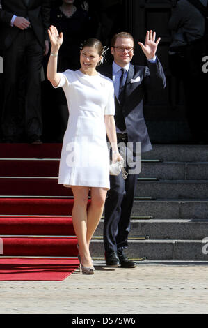 Kronprinzessin Victoria von Schweden (L) und ihr Verlobter Daniel Westling (R) Teil die Feierlichkeiten zum Königin Margrethe II von Dänemark den 70. Geburtstag in Kopenhagen, Dänemark, 16. April 2010. Foto: Patrick van Katwijk Stockfoto