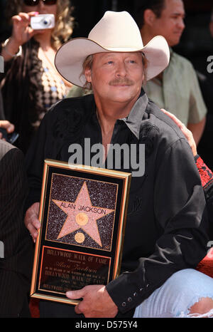 US-Country und Western-Sänger Alan Jackson wirft, da er den 2,405th Stern auf dem Hollywood Walk of Fame im Rahmen einer Zeremonie in Los Angeles, CA, USA, 16. April 2010 erhält. Jackson hat über 50 Millionen Alben verkauft und mehr als 100 wichtige Branchenauszeichnungen angehäuft. Foto: Hubert Boesl Stockfoto