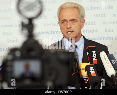 Bundesverkehrsminister Peter Ramsauer gibt eine Aussage über die Schließung des Luftraums über Deutschland, im Ministerium in Berlin, Deutschland, 19. April 2010. Vulkanische Asche von einem Ausbruch auf Island weiterhin den Flugverkehr in weiten Teilen Europas zu stören. Inzwischen haben Deutschlands Flugsicherungsdienststellen die Schließung bis zum Dienstag, 20 Apirl, 02:00 verlängert.  Foto: TIM BRAKEMEI Stockfoto