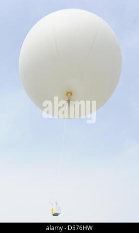 Ein Wetterballon mit einer Radiosonde startet auf dem Gelände Wetterstation Greifswald, Deutschland, 20. April 2010. Der DWD kann immer mehr Wetterballons bis in der Luft wegen der Vulkanasche-Wolke. Die Zahlen der Land breit neun Radiosonde Stationen wurde verdoppelt. Seit 16. April 2010 gehen Sie die Ballon-Sonden in Greifswald in der Luft vier Mal pro Tag, um mich zu Stockfoto