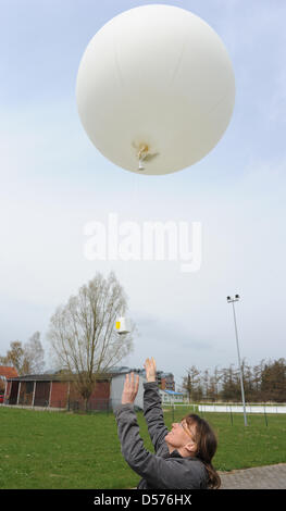 Ein Mitarbeiter der deutschen meteorologischen Service Provider (DWD) startet einen Wetterballon mit einer Radiosonde aus Gründen der Wetterstation Greifswald, Deutschland, 20. April 2010. Der DWD kann immer mehr Wetterballons bis in der Luft wegen der Vulkanasche-Wolke. Die Zahlen der Land breit neun Radiosonde Stationen wurde verdoppelt. Seit 16. April 2010, der Ballon-Sonden ich Stockfoto