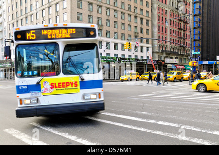 MTA-M5 öffentlichen Verkehrsmitteln Bus, sechs Avenue, Central Park South, Midtown Manhattan, New York City Stockfoto