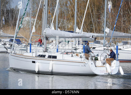 Besitzer von Segelyachten bereiten die Boote für die neue Saison in der Marina in Greifswald, Deutschland, 20. April 2010. Foto: STEFAN SAUER Stockfoto