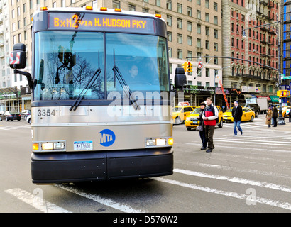 MTA BXM2 öffentlichen Verkehrsmitteln Bus, sechste Avenue, Central Park South, Midtown Manhattan, New York City Stockfoto