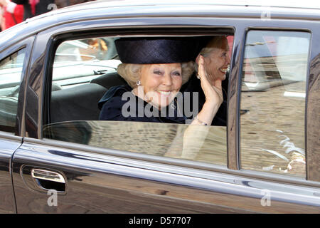 Königin Beatrix der Niederlande besucht die 200. der Regierungskontrolle für Bergwerke und erhält das Jubiläumsbuch im Saal der Ritter in den Haag, Niederlande, 21. April 2010. Foto: Patrick van Katwijk Stockfoto