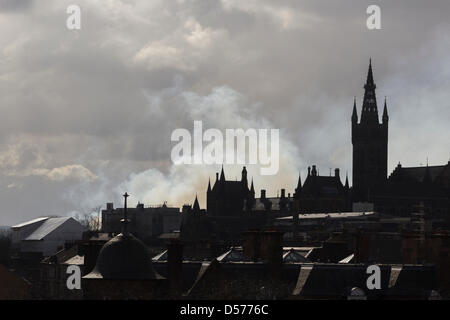 Glasgow, Schottland. 26. März 2013. Glasgow-Steiner-Schule ist seit ca. 11:30 am Feuer und Feuerwehrleute sind noch Kampf gegen das Feuer. Rauch steigt aus dem Feuer für Glasgows West End Credit gesehen werden kann: Paul Stewart/Alamy Live News Stockfoto