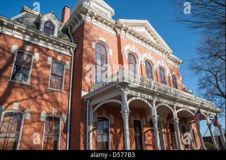 Das historische Walton County Courthouse (1883) auf dem Platz in der Innenstadt von Monroe, Georgia, USA. Stockfoto