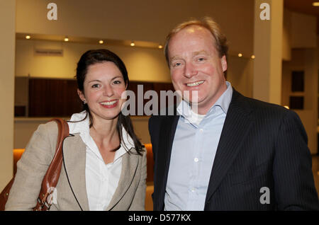 Prinz Carlos und seine Verlobte Annemarie Gualtherie van Weezel besuchen eine Buchpräsentation an der Universität Nijmegen, Niederlande, 22. April 2010. Das Buch ist von der Mutter von Prinz Carlos, Prinzessin Irene, basierend auf Gesprächen zwischen der Prinzessin und Ökologie und Philosophie Professor Matthijs Schouten über die Einheit zwischen Mensch und Natur. Foto: Patrick van Kat Stockfoto