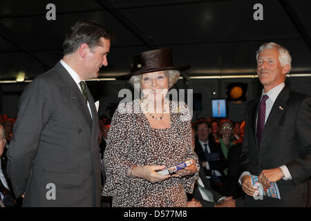 Königin Beatrix der Niederlande besucht das 75. Jubiläum der Stiftung Nationalpark Hoge Veluwe in den Niederlanden, 23. April 2010. Der Park gehört zu den Niederlanden, die ältesten und größten Nationalparks und 5.400 Hektar Wald, Heide, Seen und Driftsand besteht. Foto: Patrick van Katwijk Stockfoto