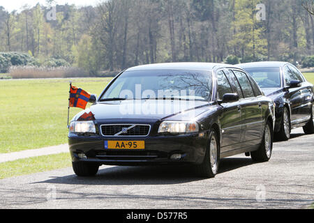 Königin Beatrix der Niederlande besucht das 75. Jubiläum der Stiftung Nationalpark Hoge Veluwe in den Niederlanden, 23. April 2010. Der Park gehört zu den Niederlanden, die ältesten und größten Nationalparks und 5.400 Hektar Wald, Heide, Seen und Driftsand besteht. Foto: Patrick van Katwijk Stockfoto