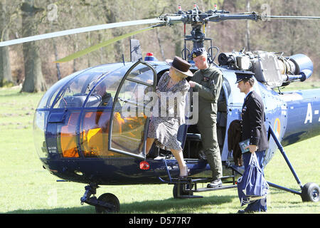 Königin Beatrix der Niederlande besucht das 75. Jubiläum der Stiftung Nationalpark Hoge Veluwe in den Niederlanden, 23. April 2010. Der Park gehört zu den Niederlanden, die ältesten und größten Nationalparks und 5.400 Hektar Wald, Heide, Seen und Driftsand besteht. Foto: Patrick van Katwijk Stockfoto