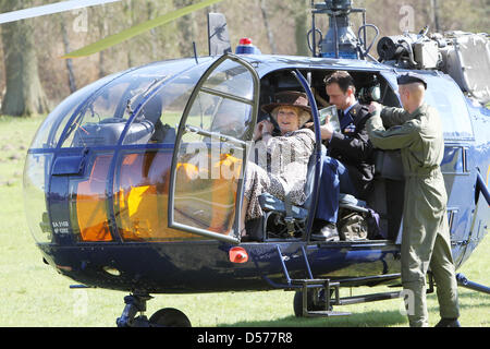 Königin Beatrix der Niederlande besucht das 75. Jubiläum der Stiftung Nationalpark Hoge Veluwe in den Niederlanden, 23. April 2010. Der Park gehört zu den Niederlanden, die ältesten und größten Nationalparks und 5.400 Hektar Wald, Heide, Seen und Driftsand besteht. Foto: Patrick van Katwijk Stockfoto