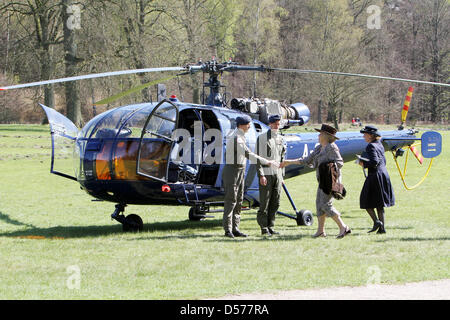 Königin Beatrix der Niederlande besucht das 75. Jubiläum der Stiftung Nationalpark Hoge Veluwe in den Niederlanden, 23. April 2010. Der Park gehört zu den Niederlanden, die ältesten und größten Nationalparks und 5.400 Hektar Wald, Heide, Seen und Driftsand besteht. Foto: Patrick van Katwijk Stockfoto