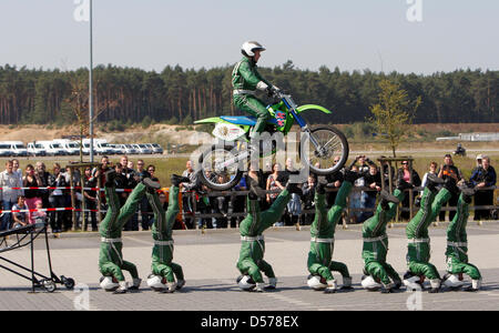 Mehr als 1.000 Motorradfahrer treffen sich für ein Fahrtraining im ADAC Safety Centre in Linthe, Deutschland, 25. April 2010. Nach Monaten der Pause bekommen Motorradfahrer ihre Fahrräder bereit, wieder auf dem richtigen Weg im Frühjahr. Bei dieser Gelegenheit deutschen Automobilclub ADAC fahren bietet, training, um die benötigten aktualisieren fahrerisches können. Foto: Nestor Bachmann Stockfoto