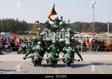 Mehr als 1.000 Motorradfahrer treffen sich für ein Fahrtraining im ADAC Safety Centre in Linthe, Deutschland, 25. April 2010. Nach Monaten der Pause bekommen Motorradfahrer ihre Fahrräder bereit, wieder auf dem richtigen Weg im Frühjahr. Bei dieser Gelegenheit deutschen Automobilclub ADAC fahren bietet, training, um die benötigten aktualisieren fahrerisches können. Foto: Nestor Bachmann Stockfoto