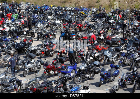 Mehr als 1.000 Motorradfahrer treffen sich für ein Fahrtraining im ADAC Safety Centre in Linthe, Deutschland, 25. April 2010. Nach Monaten der Pause bekommen Motorradfahrer ihre Fahrräder bereit, wieder auf dem richtigen Weg im Frühjahr. Bei dieser Gelegenheit deutschen Automobilclub ADAC fahren bietet, training, um die benötigten aktualisieren fahrerisches können. Foto: Nestor Bachmann Stockfoto