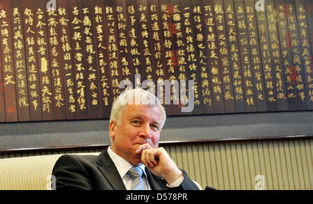 Chinesischer Vize-Premierminister Zhang Dejiang (nicht abgebildet) begrüßt Bayerns Ministerpräsident Host Seehofer in Peking, China, 26. April 2010. Herr Seehofer und eine bayerische Wirtschaft Delegation besuchen Peking und Bayerns Twinning Region Shandong bis zum 30. April. Foto: PETER KNEFFEL Stockfoto