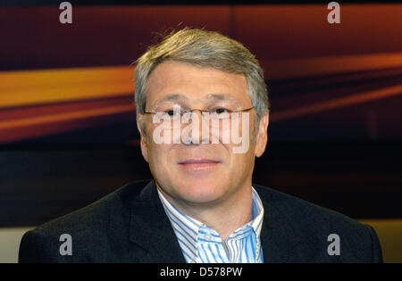 Deutscher Journalist Walter Wuellenweber abgebildet bei Panel-Sendung "Anne Will" in Berlin, Deutschland, 25. April 2010. Die Böen diskutierten zum Thema "Griechenland ist pleite - jetzt wir zahlen!". Foto: Karlheinz Schindler Stockfoto