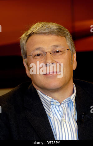 Deutscher Journalist Walter Wuellenweber abgebildet bei Panel-Sendung "Anne Will" in Berlin, Deutschland, 25. April 2010. Die Böen diskutierten zum Thema "Griechenland ist pleite - jetzt wir zahlen!". Foto: Karlheinz Schindler Stockfoto