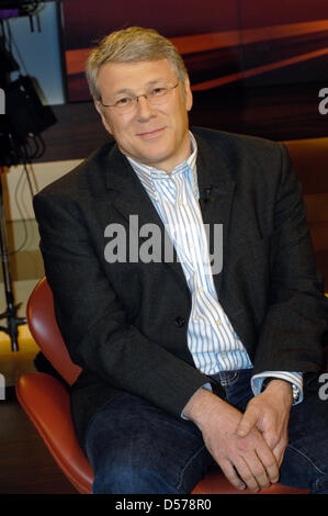 Deutscher Journalist Walter Wuellenweber abgebildet bei Panel-Sendung "Anne Will" in Berlin, Deutschland, 25. April 2010. Die Böen diskutierten zum Thema "Griechenland ist pleite - jetzt wir zahlen!". Foto: Karlheinz Schindler Stockfoto