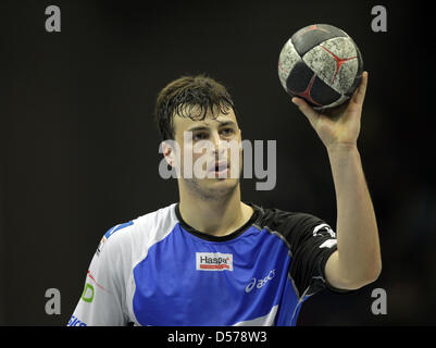 Hamburgs Domagoj Duvnjak steuert den Ball während der deutschen Bundesliga Spiel SC Magdeburg Vs HSV Hamburg in Magdeburg, Deutschland, 20. April 2010. Magdeburg gewann das Spiel 32-29. Foto;: Jens Wolf Stockfoto