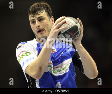 Hamburgs Domagoj Duvnjak steuert den Ball während der deutschen Bundesliga Spiel SC Magdeburg Vs HSV Hamburg in Magdeburg, Deutschland, 20. April 2010. Magdeburg gewann das Spiel 32-29. Foto;: Jens Wolf Stockfoto