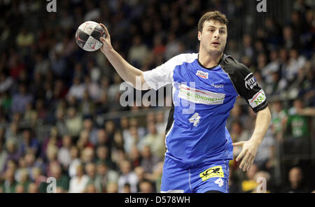 Hamburgs Domagoj Duvnjak steuert den Ball während der deutschen Bundesliga Spiel SC Magdeburg Vs HSV Hamburg in Magdeburg, Deutschland, 20. April 2010. Magdeburg gewann das Spiel 32-29. Foto;: Jens Wolf Stockfoto