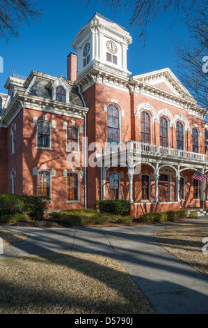 Das historische Walton County Courthouse (1883) auf dem Platz in der Innenstadt von Monroe, Georgia, USA. Stockfoto