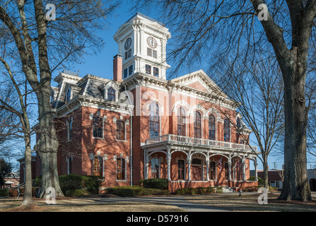 Das historische Walton County Courthouse (1883) auf dem Platz in der Innenstadt von Monroe, Georgia, USA. Stockfoto