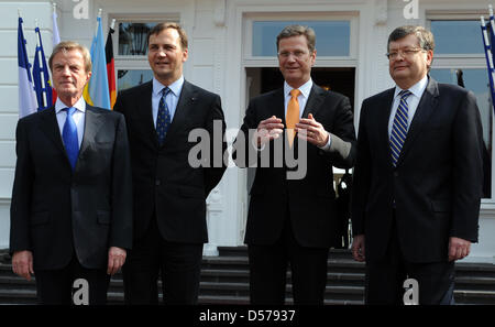 Der deutsche Außenminister Guido Westerwelle (2-R) stellt mit seinen Kollegen aus Frankreich, Bernard Kouchner, Polen, Radoslaw Sikorski und aus der Ukraine, Konstantin Grischtschenko (L-R) für ein Treffen in Bonn, Deutschland 27. April 2010. Zentrales Thema in der Sitzung der Außenminister des Weimarer Dreiecks sind auswärtige und europäische politische Fragen. Foto: Jörg CARSTENSEN Stockfoto