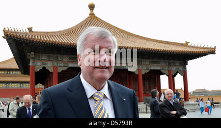 Der Bayerische Ministerpräsident Horst Seehofer (CSU) Läuft bin Dienstag (27.04.2010) in Peking (China) Durch Die Verbotenen Stadt. Seehofer freu Bis Zum 30.04.2010 Mit Einer Bayerischen Wirtschaftsdelegation Peking Und sterben bayerischen Partnerregion Shandong. Foto: Peter Kneffel dpa Stockfoto