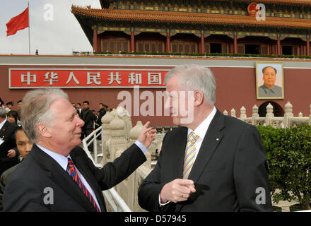 Bayerns Ministerpräsident Horst Seehofer (R) und der deutsche Botschafter Michael Schaefer stehen vor dem Eingang der verbotenen Stadt in Peking, China, 27. April 2010. Gemeinsam mit Delegierten der bayerischen Wirtschaft besucht Seehofer Peking und die bayerischen Partnerregion Shandong bis 30. April 2010. Foto: PETER KNEFFEL Stockfoto