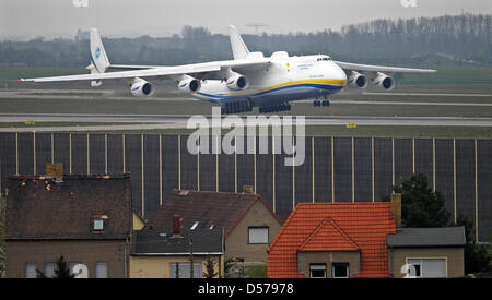 Eine Antonow AN-225, die weltweit größte Luft-Frachter, landet auf dem Flughafen Leipzig/Halle in Leipzig, Deutschland, 27. April 2010. Das Flugzeug hat eine Flügelspannweite von 88,4 Metern und einem maximalen Abfluggewicht von 600 Tonnen. Die Antonov kamen aus Spanien und Flugzeugteile zu laden. Foto: JAN WOITAS Stockfoto