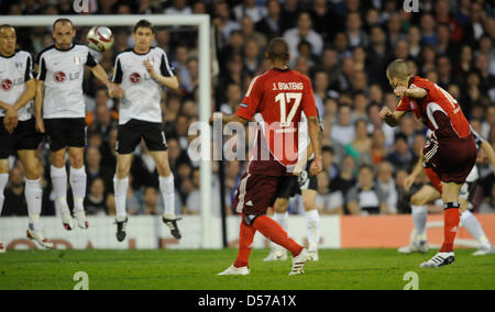 Fußball Europa League Halbfinale Rückspiel: FC Fulham - Hamburger SV bin Donnerstag (29.04.2010) Im Craven Cottage-Stadion in London, Großbritannien. Hamburgs Mladen Petric (r) Erzielt pro Freistoss Den Ersten Treffer. Foto: Fabian Bimmer dpa Stockfoto