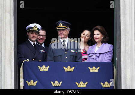 Prinz Carl Philip (L), King Carl XVI Gustaf (C), Königin Silvia von Schweden (R), Kronprinzessin Victoria und ihr Verlobter Daniel Westling feiert den 64. Geburtstag Schwedens König auf dem Balkon von dem königlichen Palast in Stockholm, 30. April 2010. Foto: Albert Nieboer (Niederlande) Stockfoto