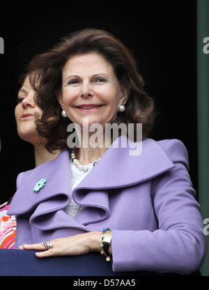 Königin Silvia von Schweden (vorne) und Kronprinzessin Victoria feiert den 64. Geburtstag Schwedens König auf dem Balkon von dem königlichen Palast in Stockholm, 30. April 2010. Foto: Albert Nieboer (Niederlande) Stockfoto